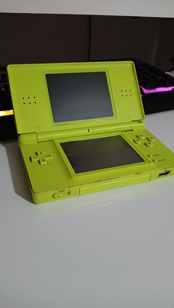 Vând Nintendo DS Lite