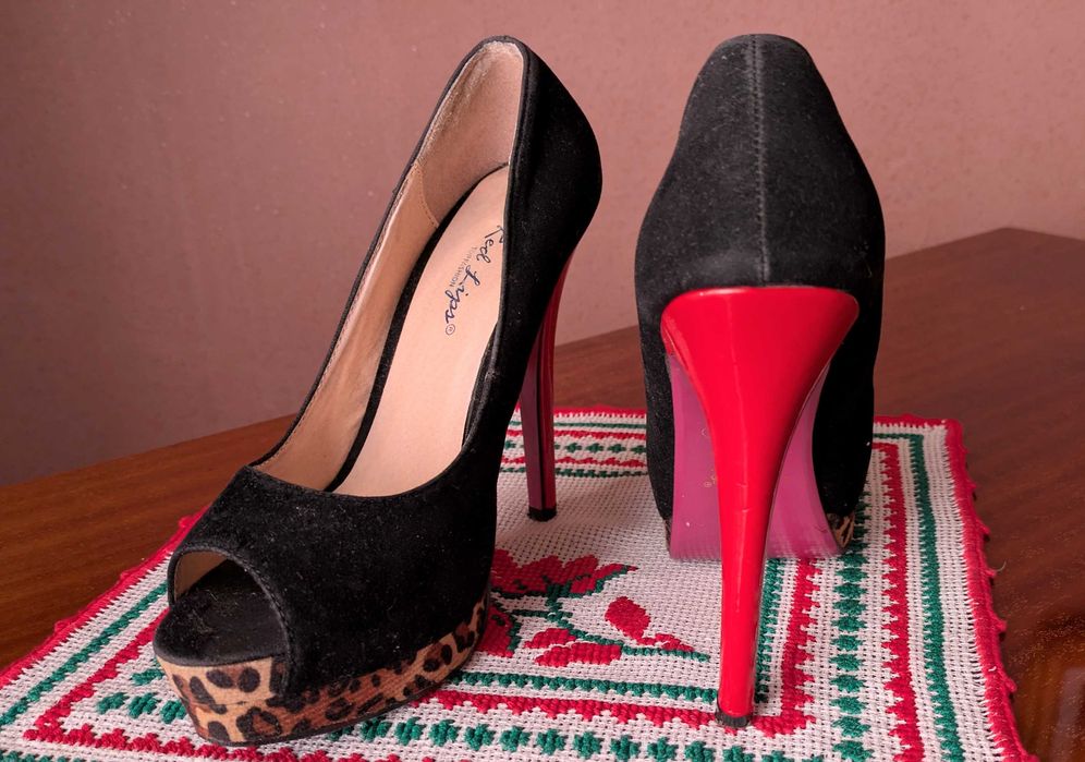 Pantofi stiletto negri cu platformă, peep-toe și detalii animal print