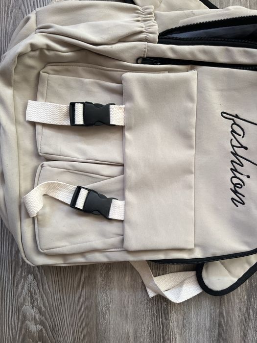 Бяла раница подходяща за училище и не само