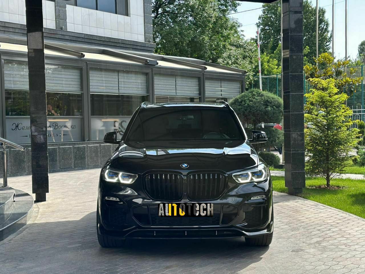 BMW X5 xDrive 40i Individual 
Yili: 2021