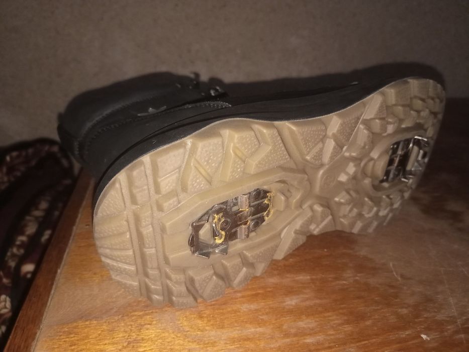 Adidas. Qishgi ichki qismi mexli Rassiyadan olingan tagida tish temirl