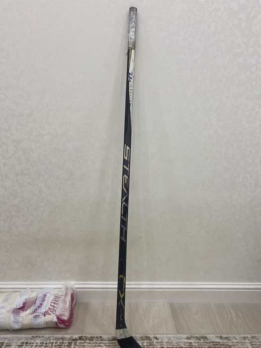 Клюшка игрока Барыс и шайба с матча барыс