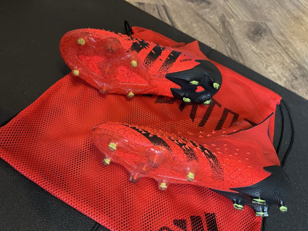Ghete fotbal  adidas predator
