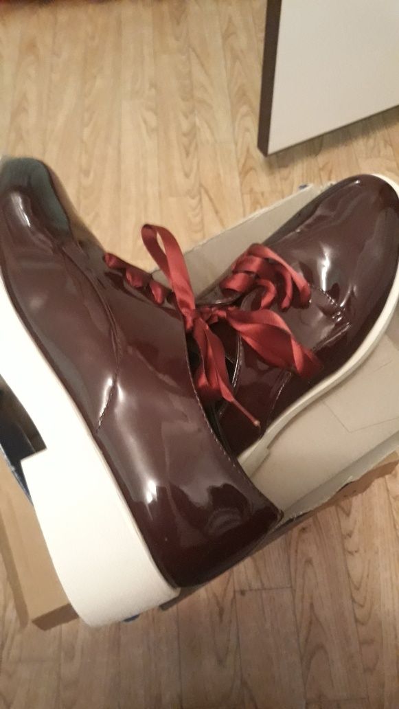 продаются сапожки туфли кеды