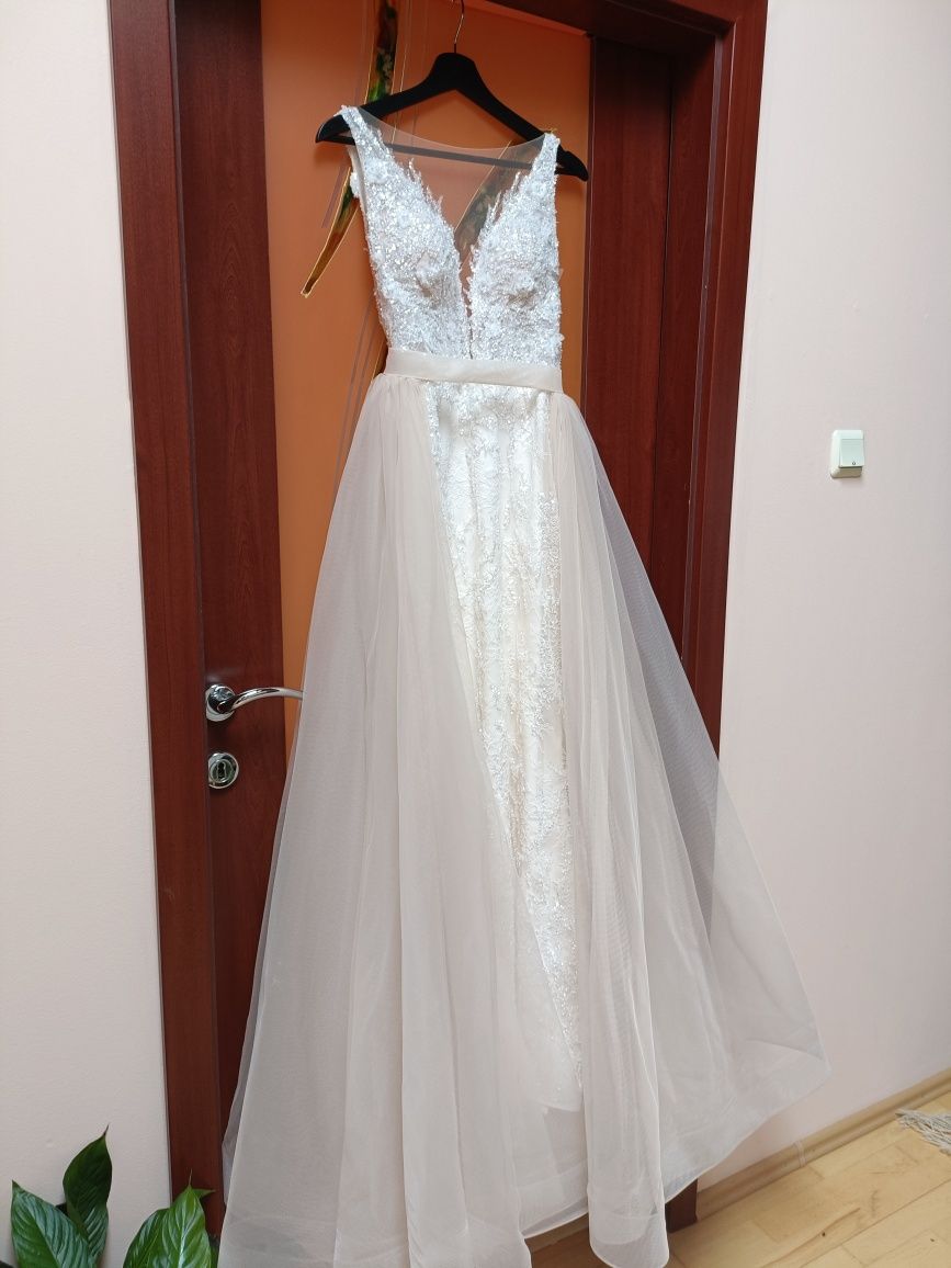 Vând rochie de mireasă model deosebit