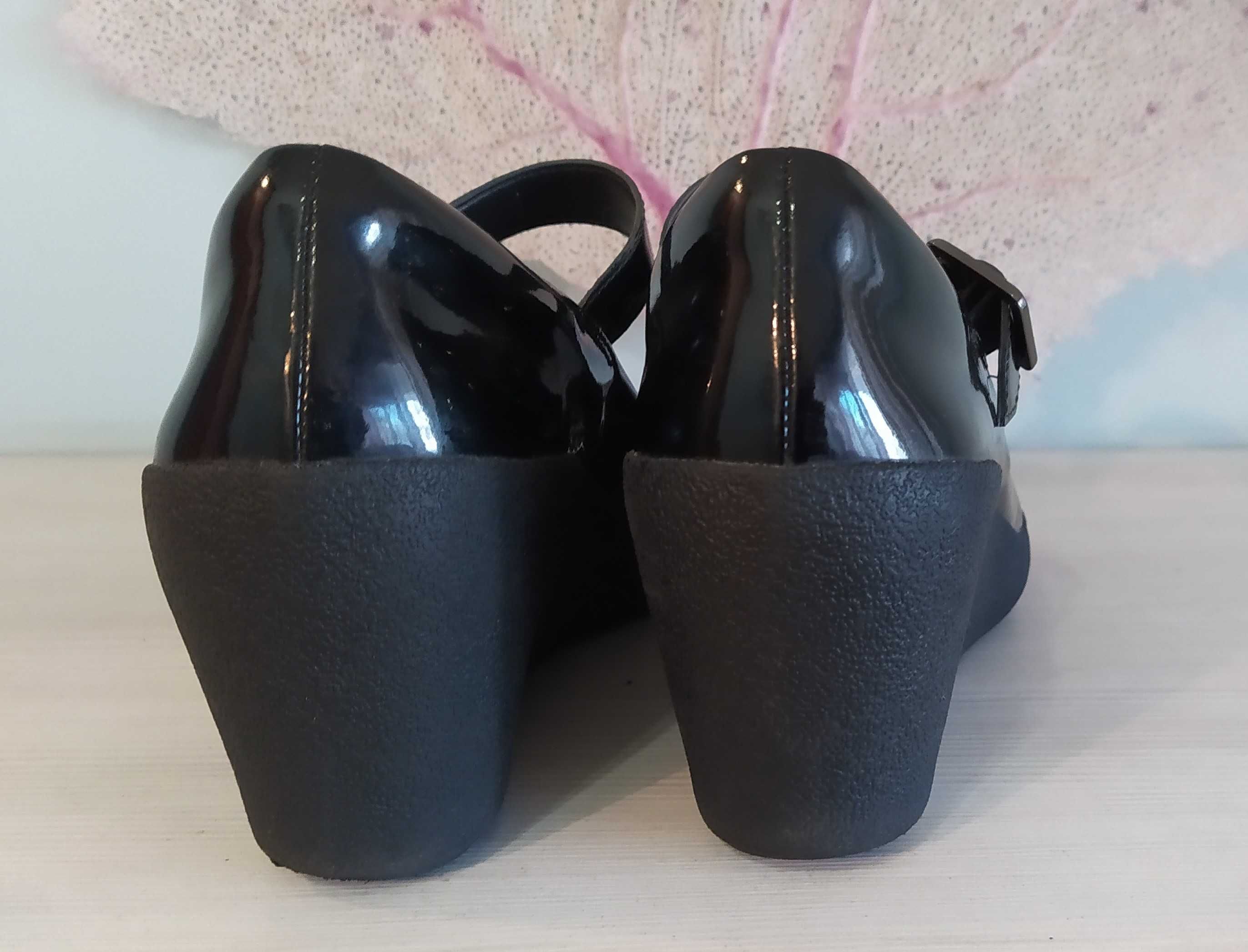 CLARKS черни, лачени – на платформа, № 40
