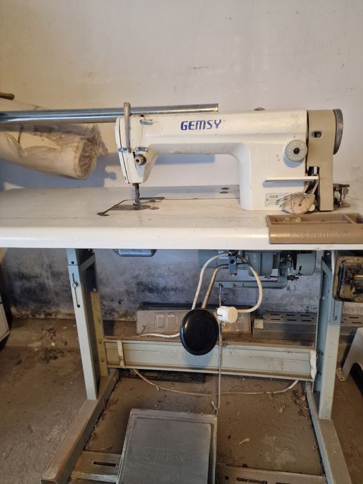 Mașină de cusut industrială marca Gemsy.