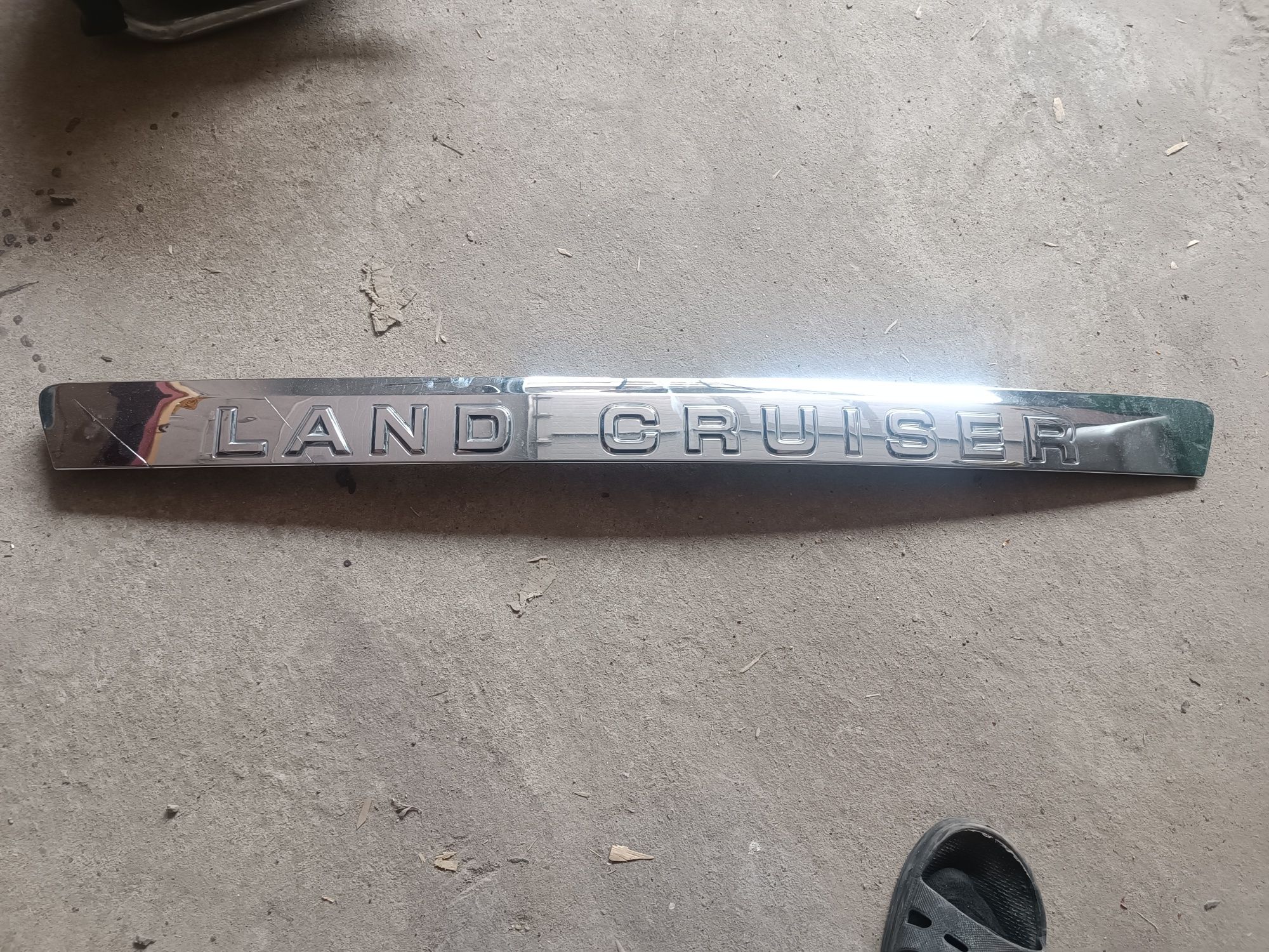 Молдинг багажника Land Cruiser 200