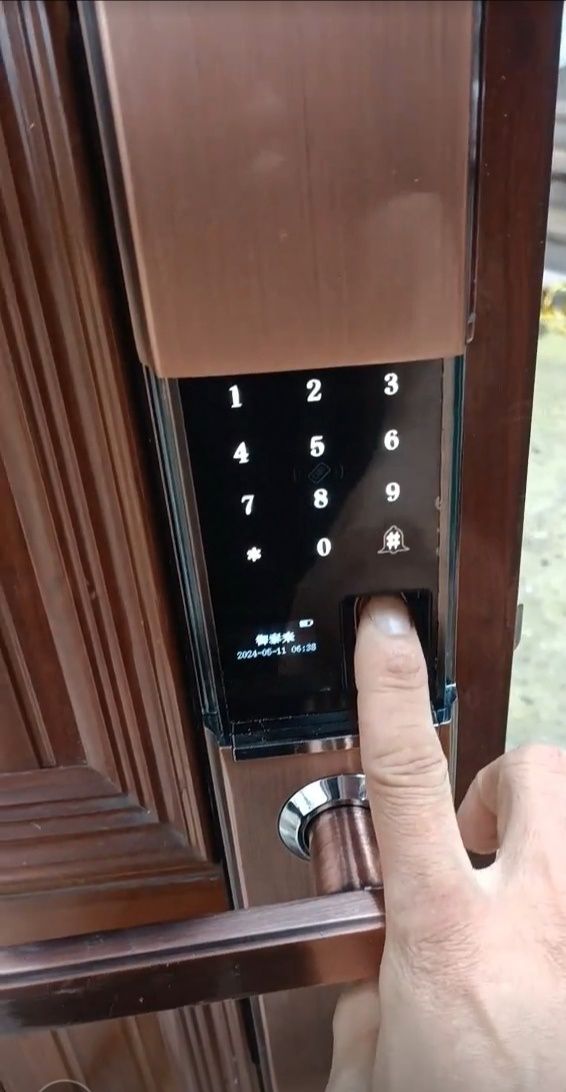 Продам биометрический замок 3 разные модели ,последние на входную двер