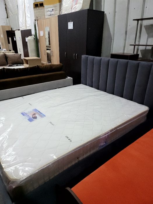 Pat tapițat 160x200 cu lada .Nou.