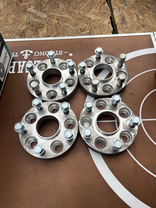 Distantiere cu suruburi