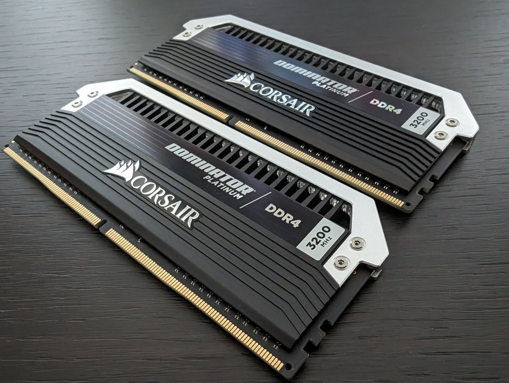 Corsair DOMINATOR Platinum 16GB (2 x 8GB) DDR4 3200MHz C16