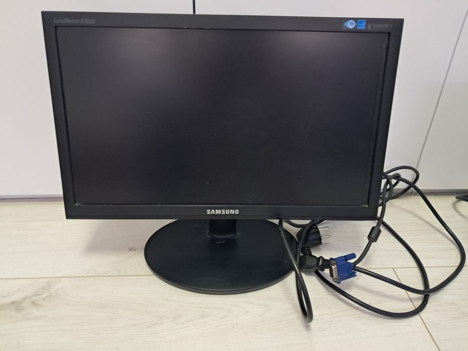 Vând monitor LG și Samsung + tastatura 4tech