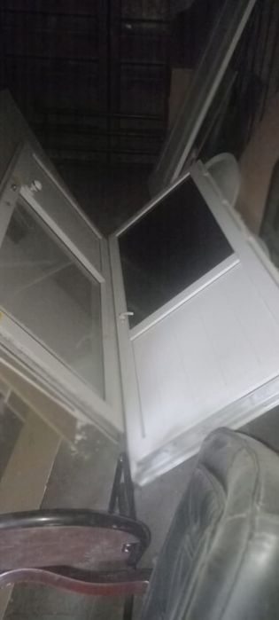 Продам пластиковые двери 2 шт