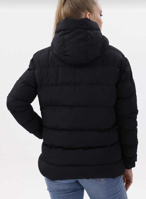 Черно дамско пухено яке с качулка