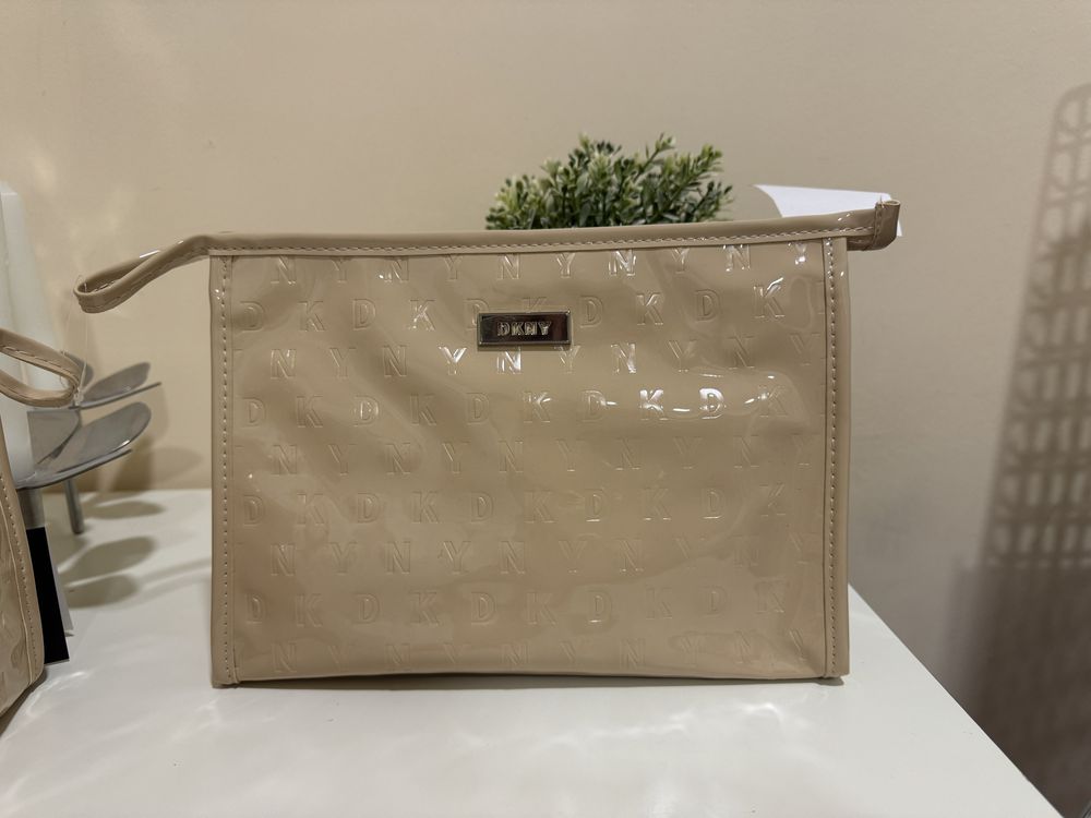 DKNY НОВИ козметични несесери