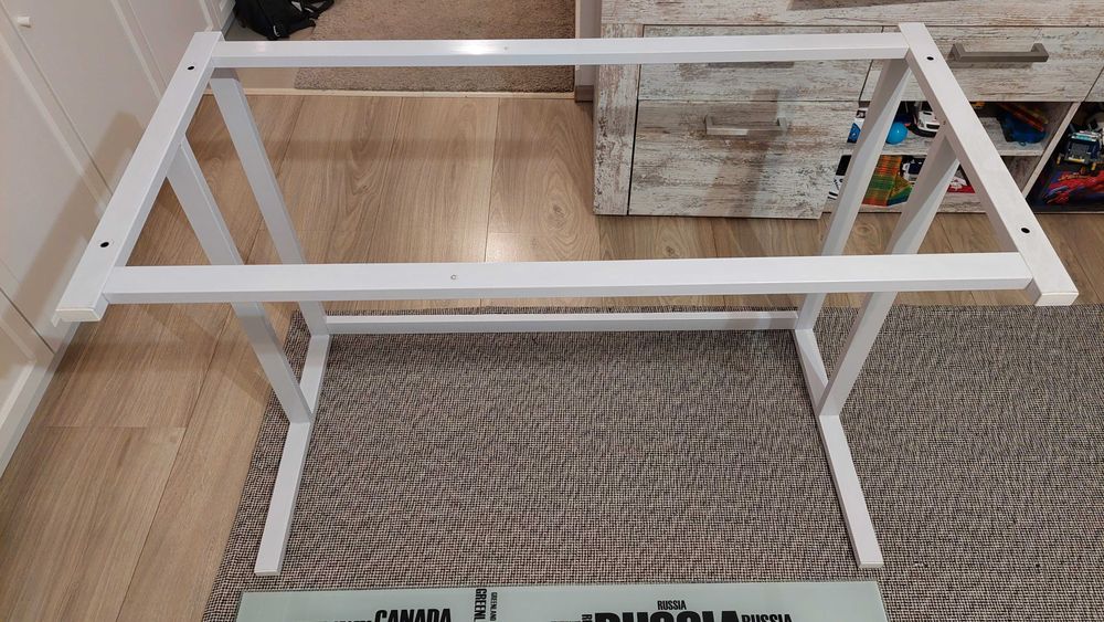 Birou harta lumii cu blat din sticlă securizată și cadru metalic alb