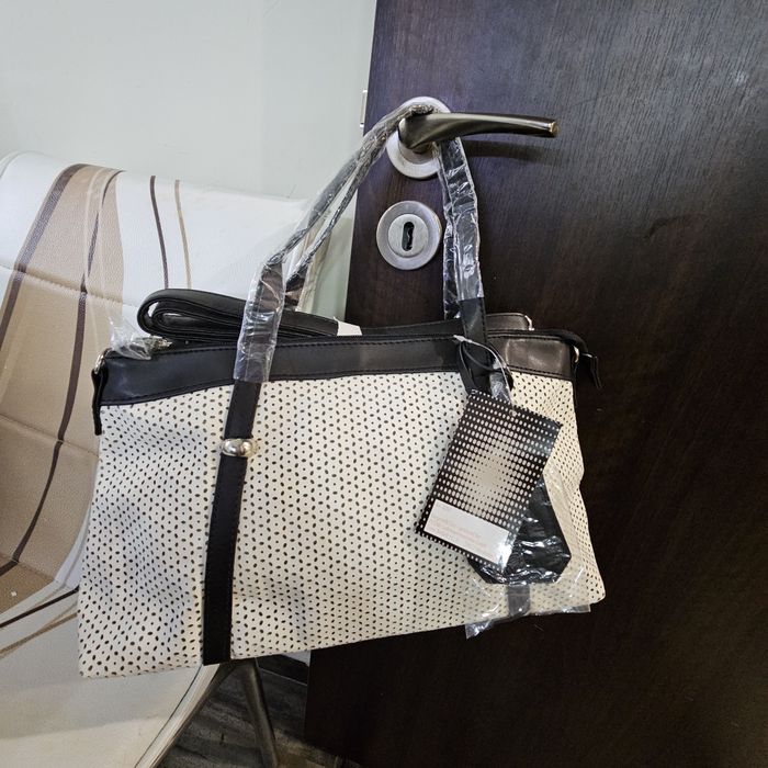 Нова дамска чанта черно и бяло