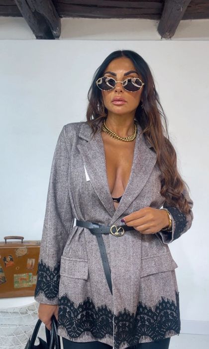 Уникално сако с дантела и колан