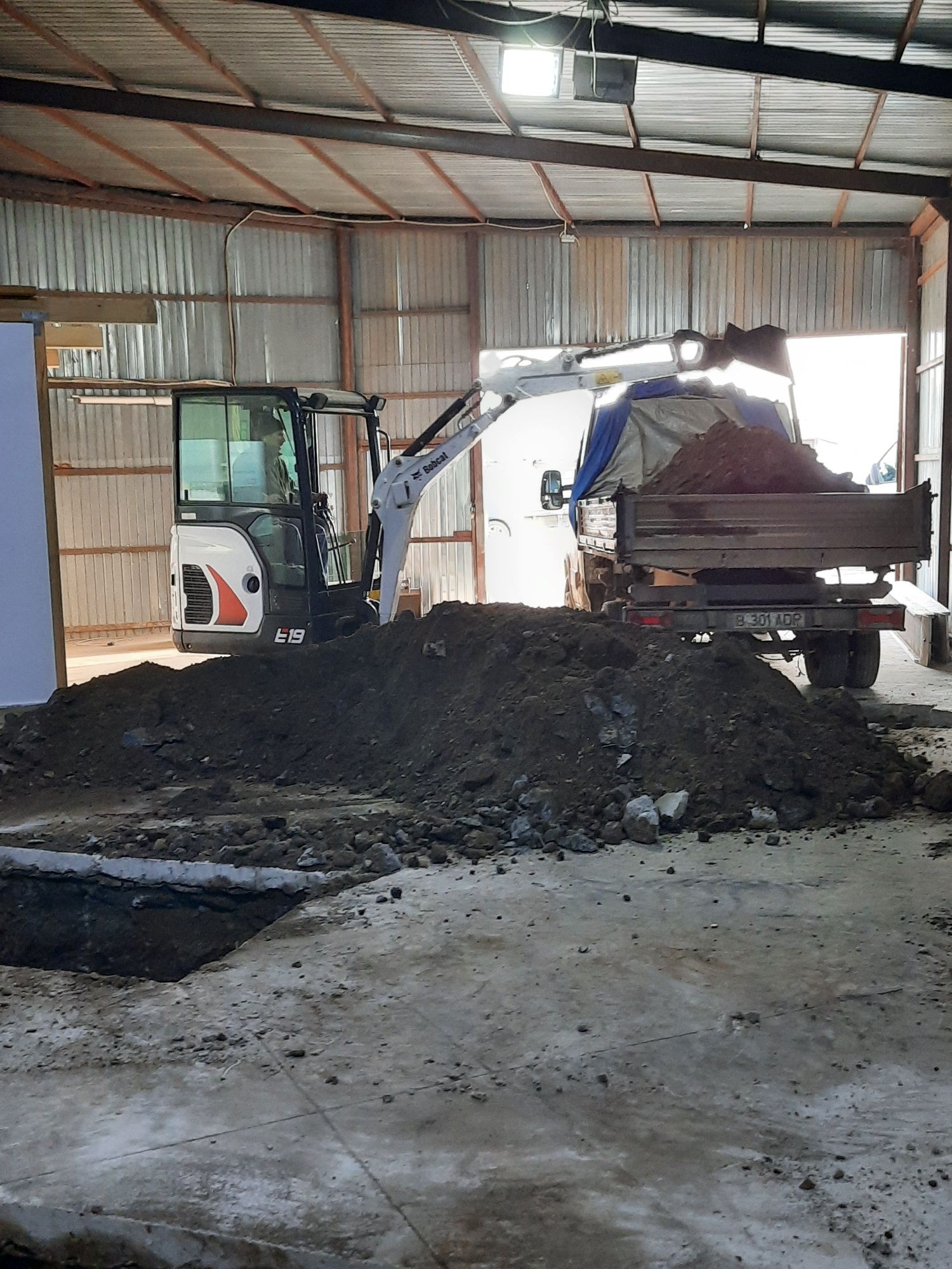 Inchiriez Bobcat miniexcavator cilindru compactor