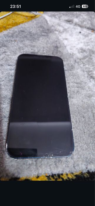 Vând iPhone 13 midnight