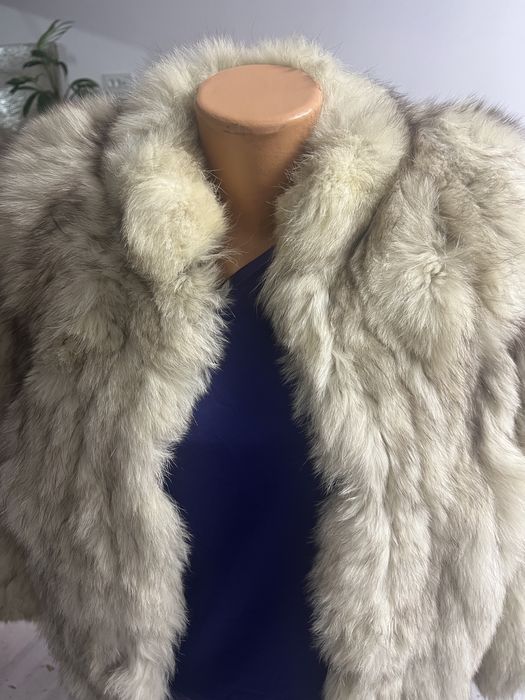 Haina blana foarte putin imbracata