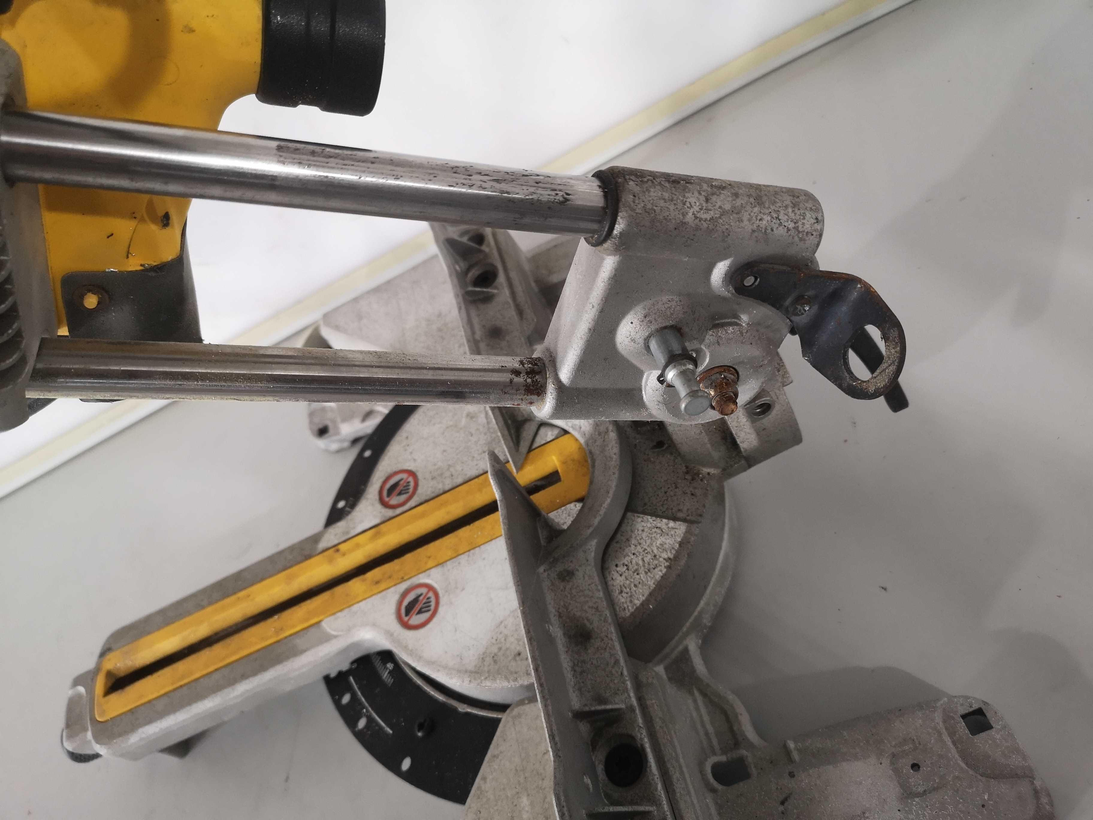 Циркуляр пендула - Dewalt 1400W / 216mm / 110V