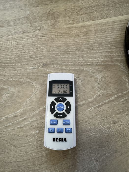 Aspirator Tesla alb cu telecomanda