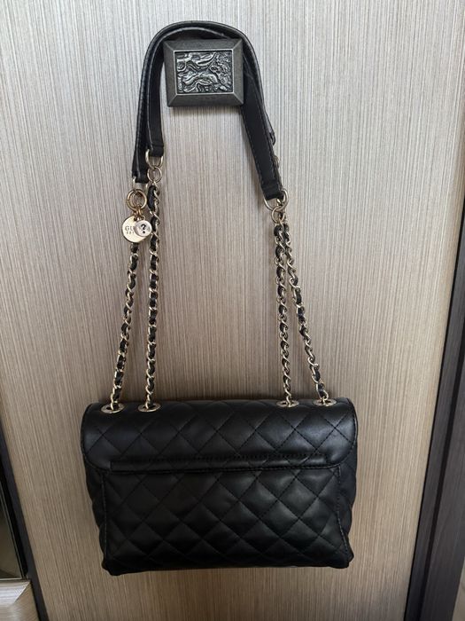 Черна чанта Guess