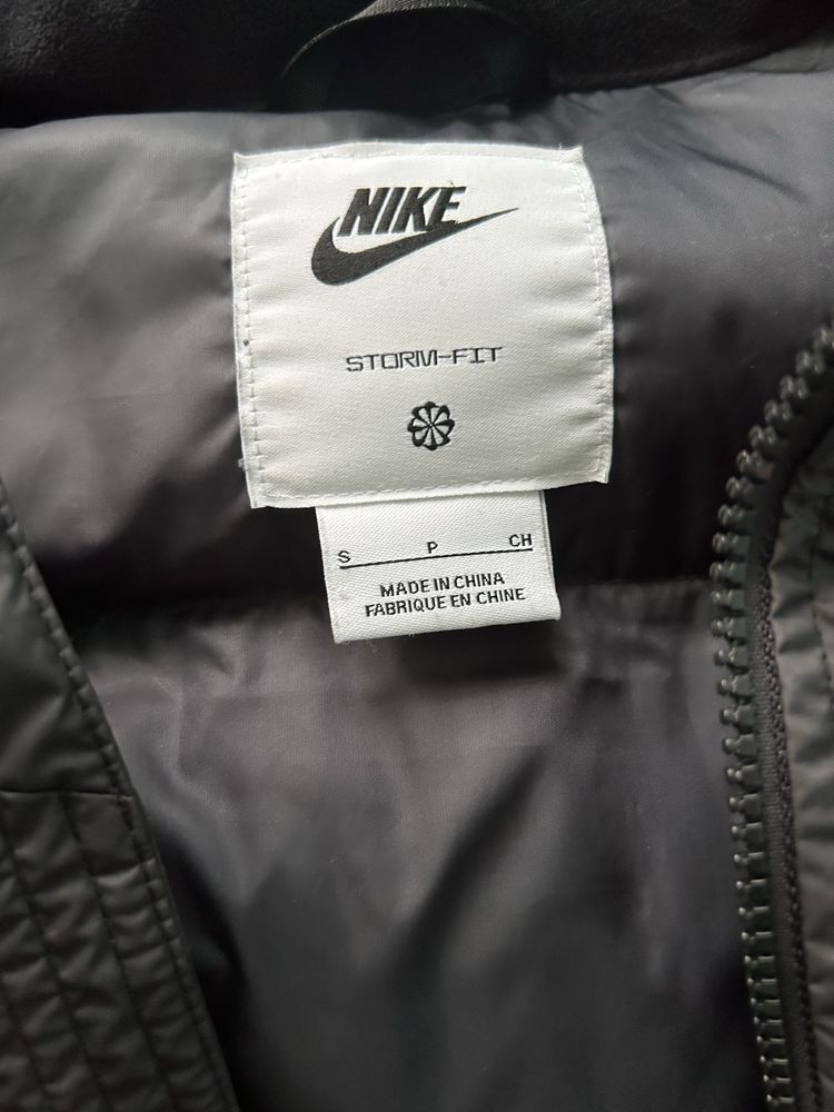 Nike Storm-FIT Windrunner Mens Insulated Primaloft Vest size Small