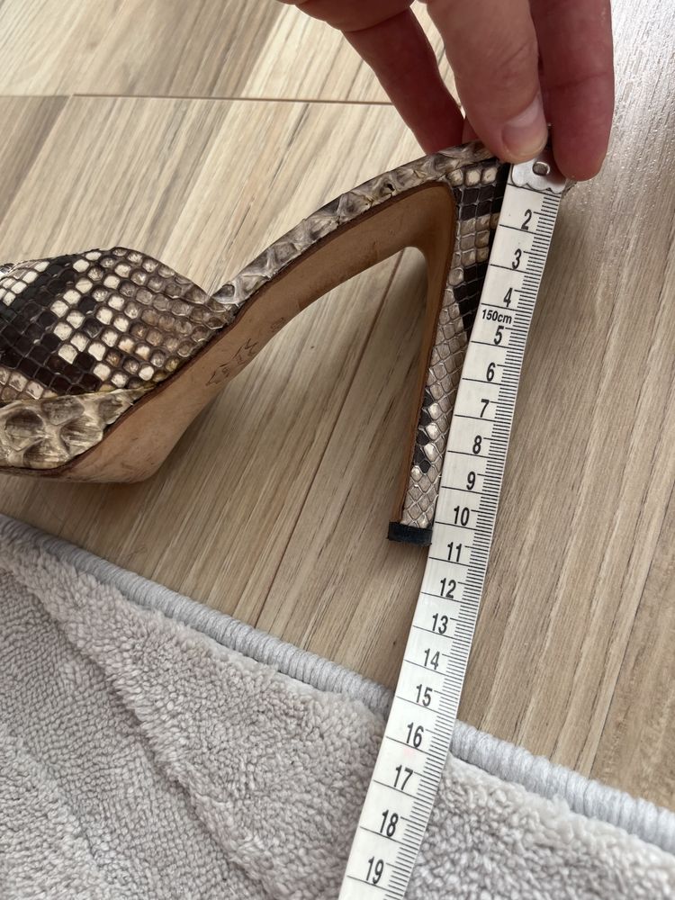 Vand pantofi pret in functie de pereche