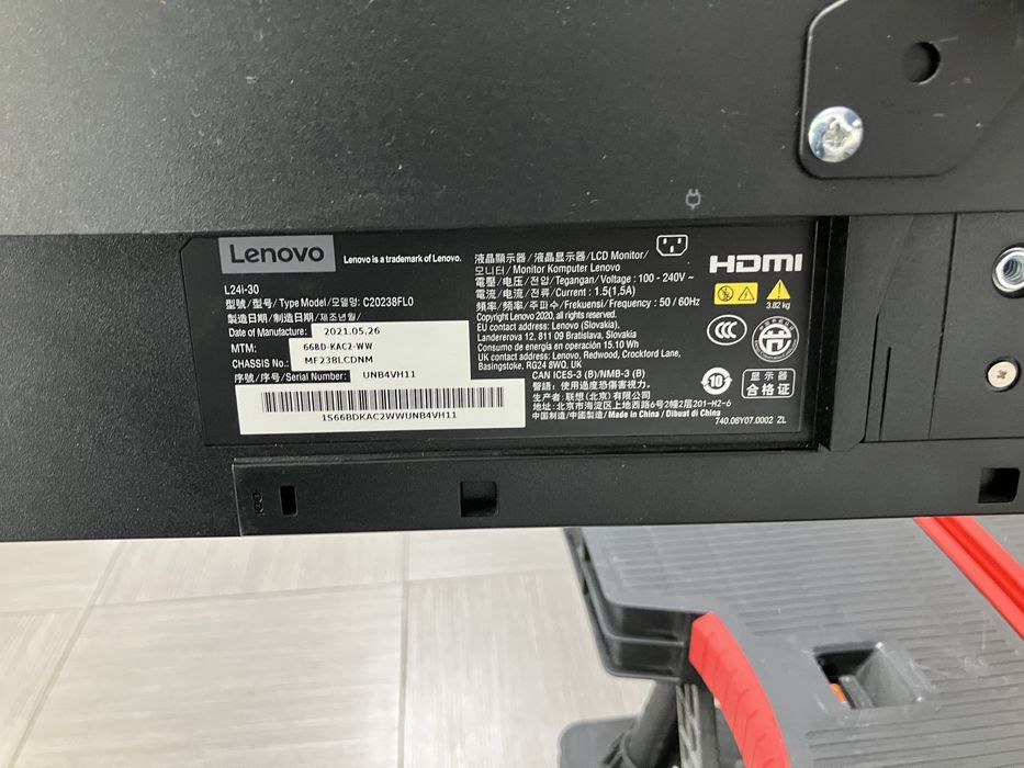 Продавам стойка с два монитора Lenovo 24” L24i-30