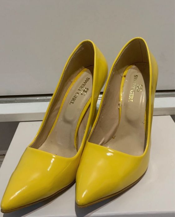 Pantofi Stiletto de damă din lac galben