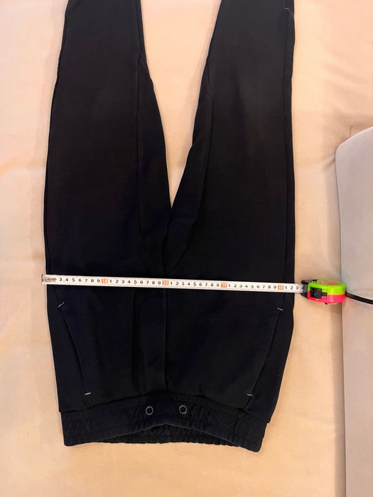 Комплект суитшърт с качулка и панталон черен цвят