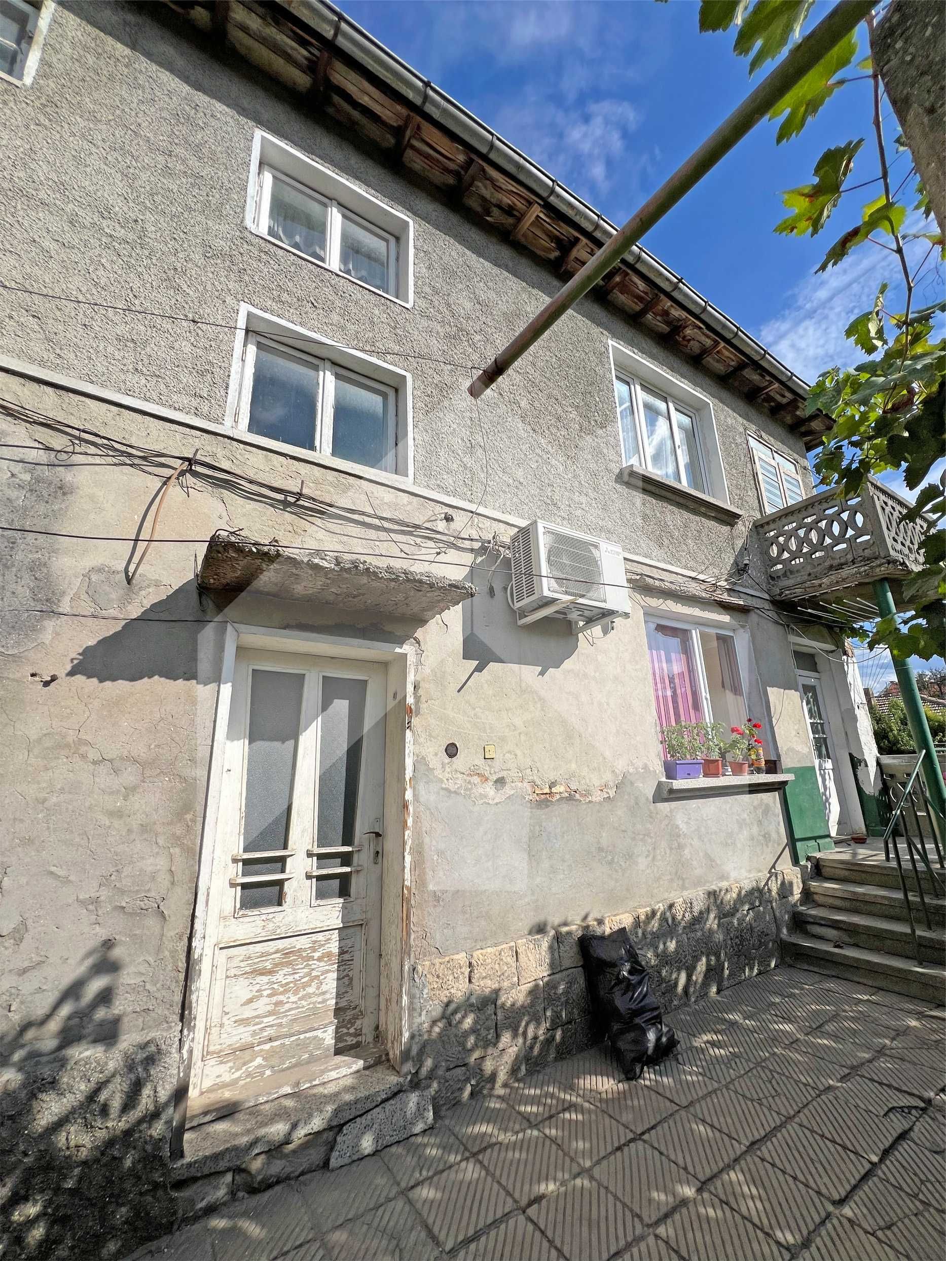 Продава ВТОРИ ЕТАЖ от двуетажна сграда в гр. Нови пазар. ТОП цена!