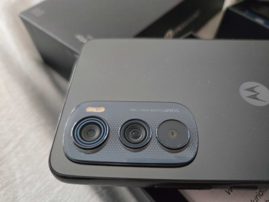 Motorola Edge 30 и Moto watch с кутия