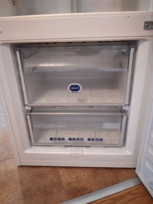 Продавам хладилник Whirlpool