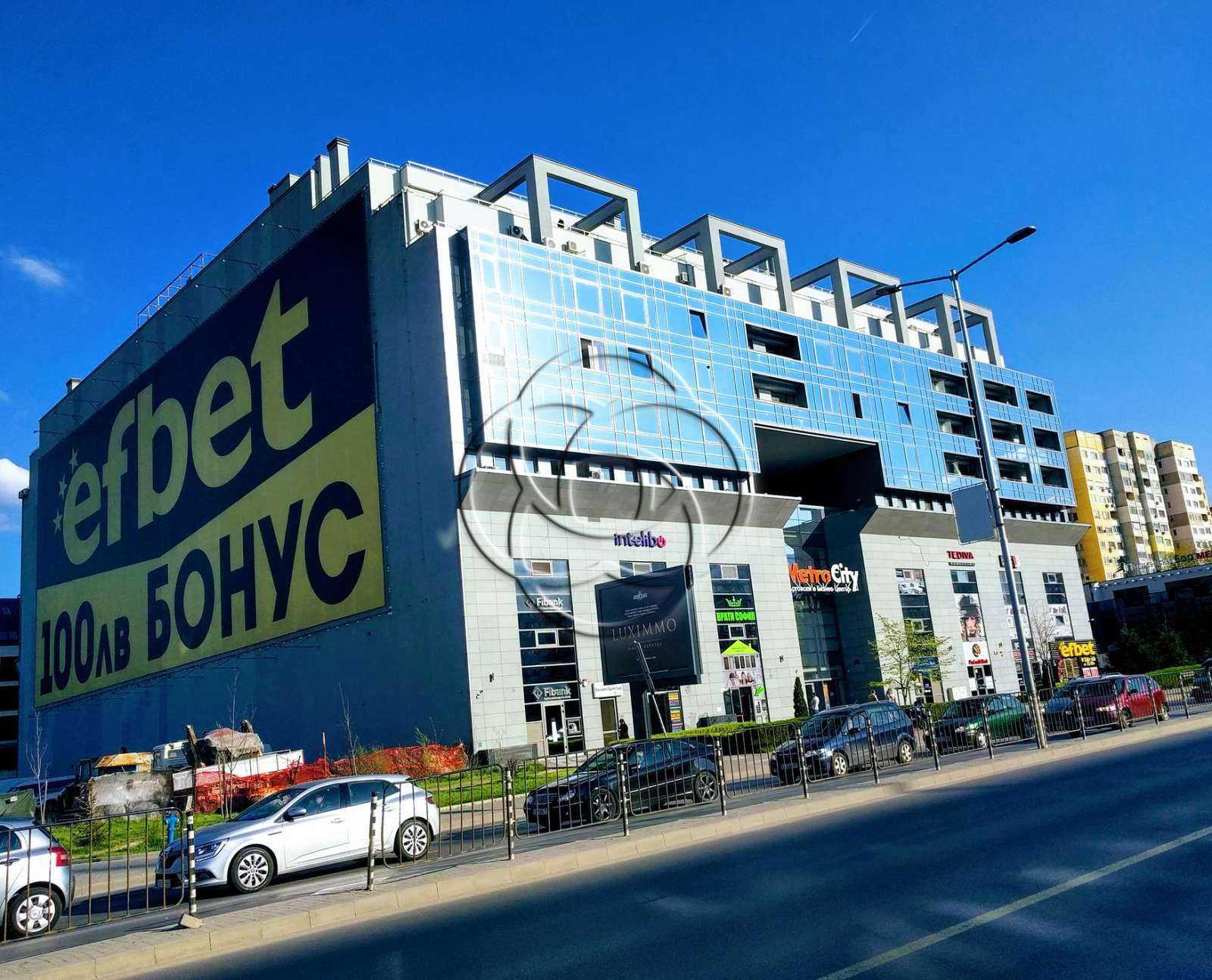 Магазин под наем в бизнес център на вход на метро Младост 3