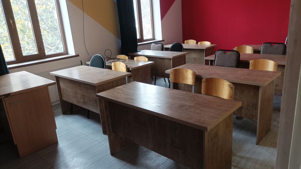 Ofis uchun mebel va texnikalar