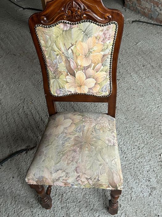 Scaune ,ceas de perete și mai multe lucruri