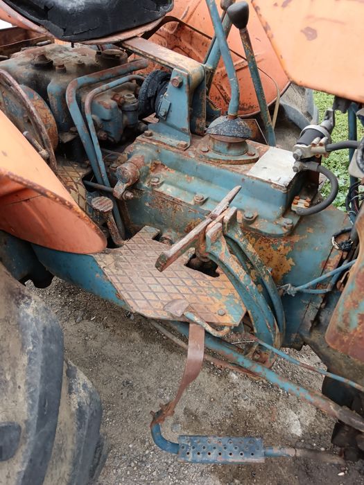 Disponibil tractor om 513 fara motor!