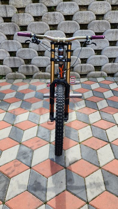 Bicicleta Downhill YT tues cf pro race
