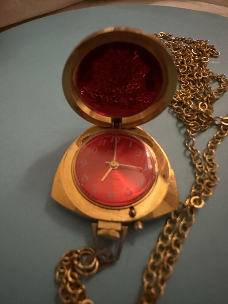 Часы-кулон  заря с рубиновым стеклом
