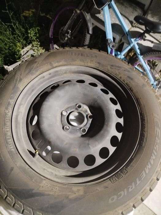 Продам Шины Pirelli в отличном состоянии протекторы 90% зимние липучки