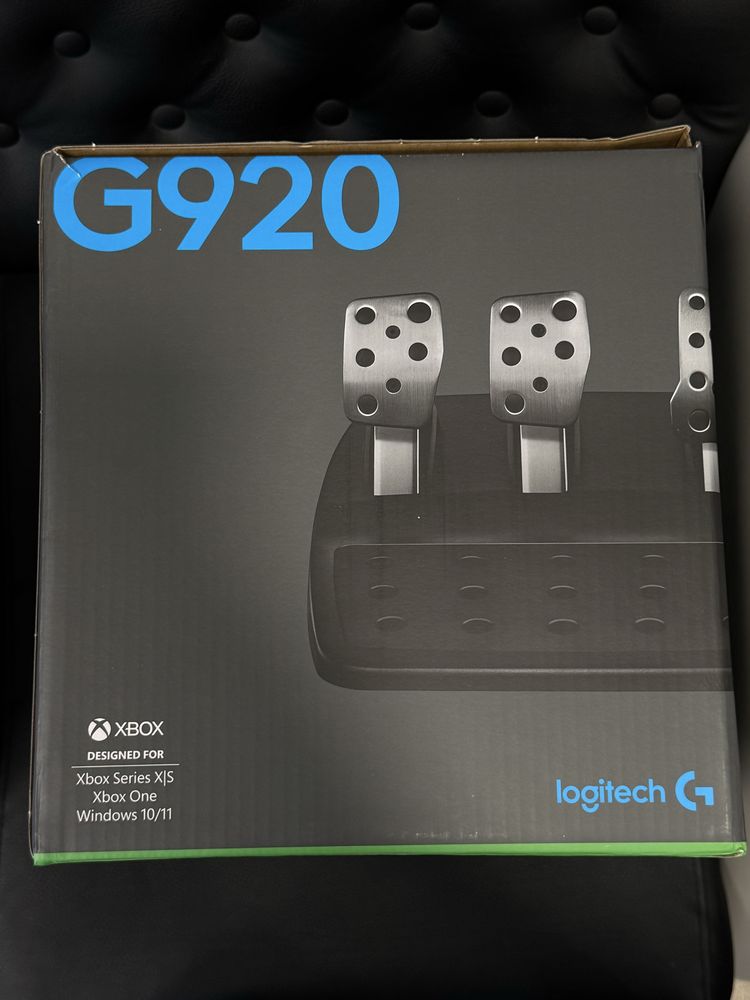 Продавам волан с педали Logitech G920