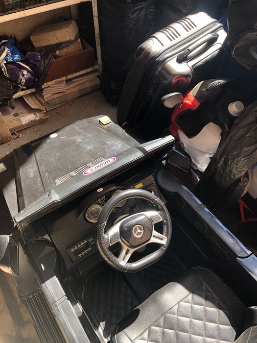 Vând mașinuța cu telecomanda pentru copii Mercedes benz G63 6x6