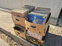 Vând colecție de 200 de discuri vinil cu muzică clasică mixtă.