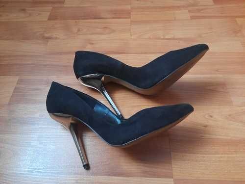Pantofi Bershka din antilopa neagra, toc argintiu, 40
