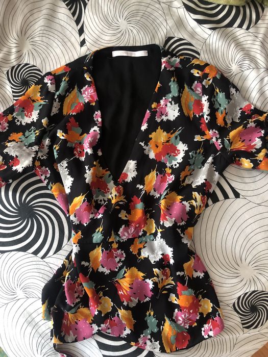 Bluză Zara cu imprimeu floral , decolteu in V , s
