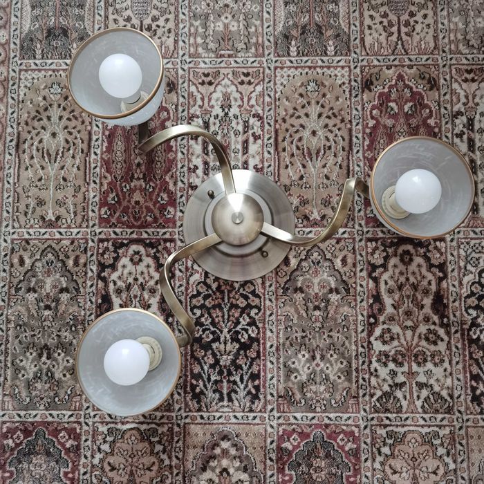 Продается люстра и светильники стекло.